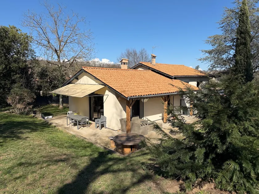 Warm house with large garden near Lyon - Image 1