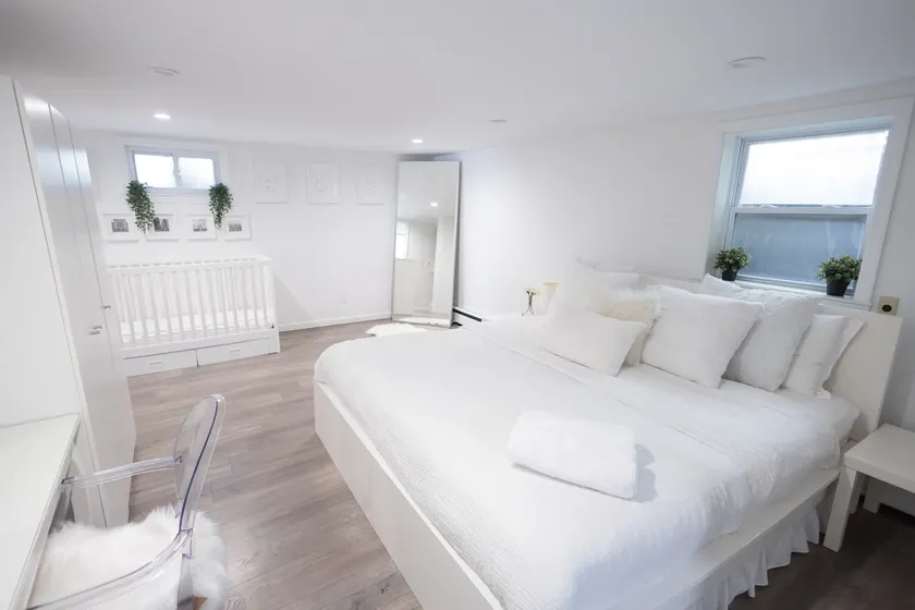 Minimal 1bed APT basement w/free parking - Image 1