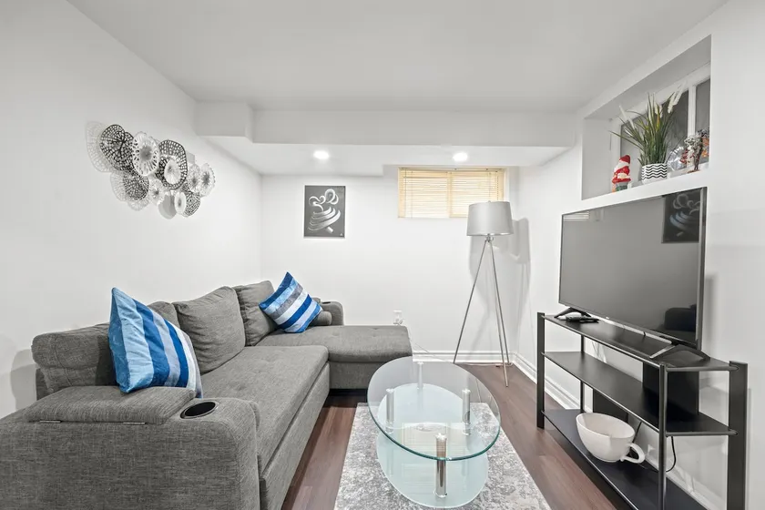Cozy Home+ Backyard 20 mins from DT! - Image 1