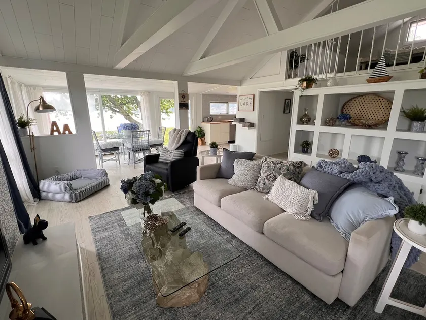 Peaceful lake house - Image 1