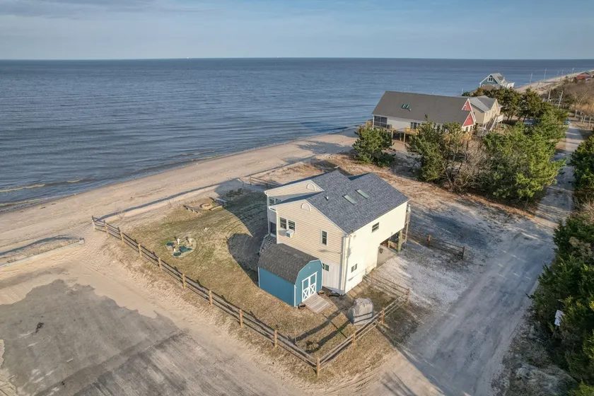 Beach home with great views. - Image 1