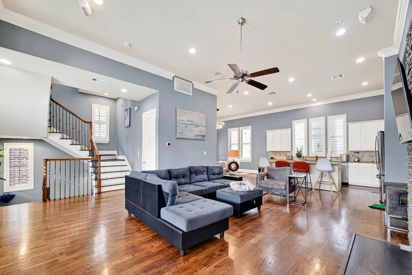 Tesla-Charger Luxury Home 5 beds - Image 1