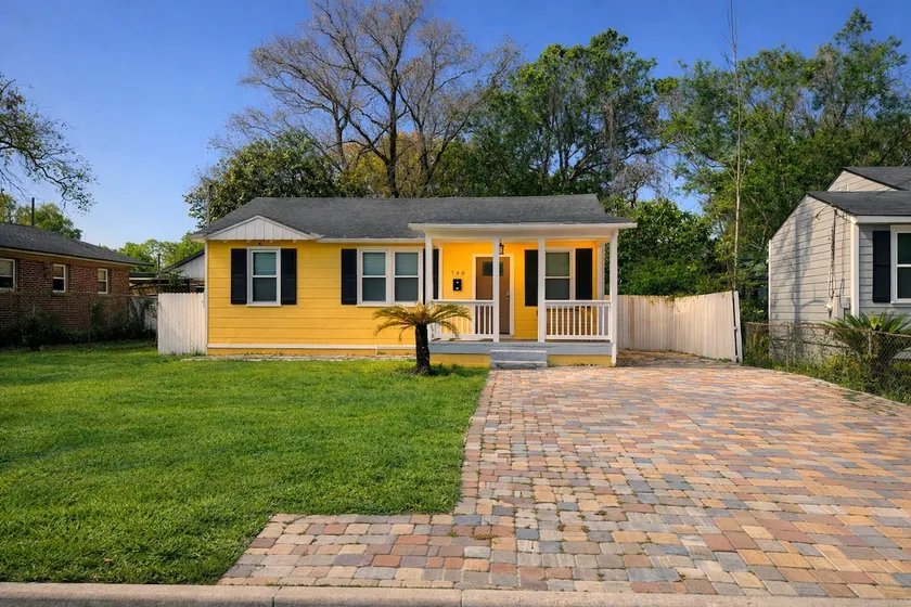 Sunny Riverside Stay • Near Dining • Sleeps 6 - Image 1
