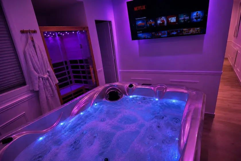 Jacuzzi & Sauna | Classic Chic Suite, Rouen - Image 1