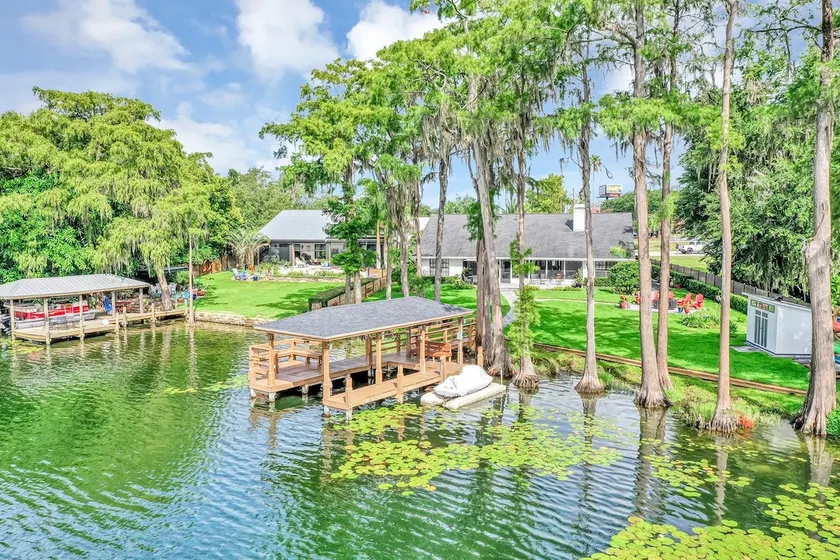 Lakefront Paradise Near Attractions - Image 1