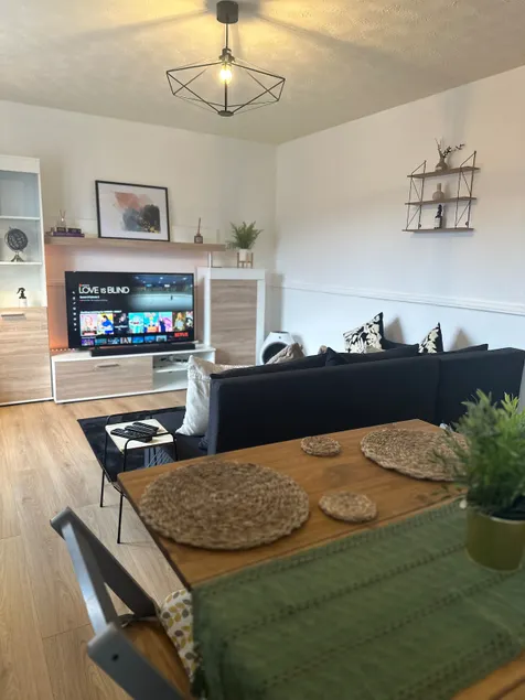 Stylish Private Flat * Own Entrance * Free Parking - Image 1
