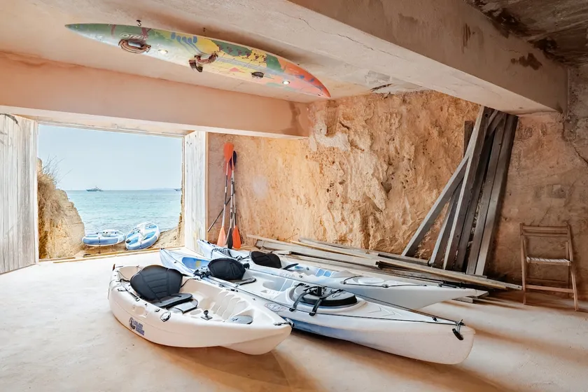 House with direct access to the sea. - Image 1