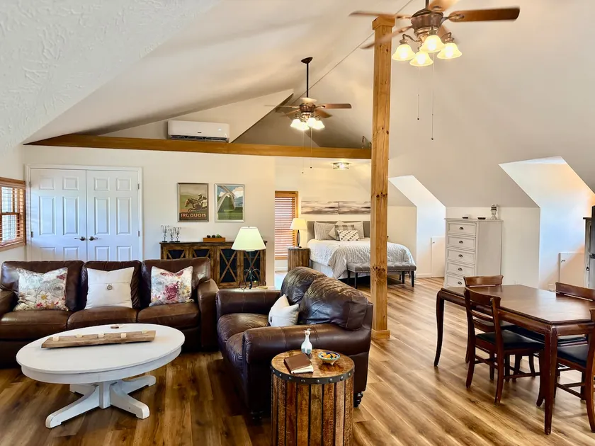 Perfect for Two! The Loft at Oak Hill in Fairview - Image 1
