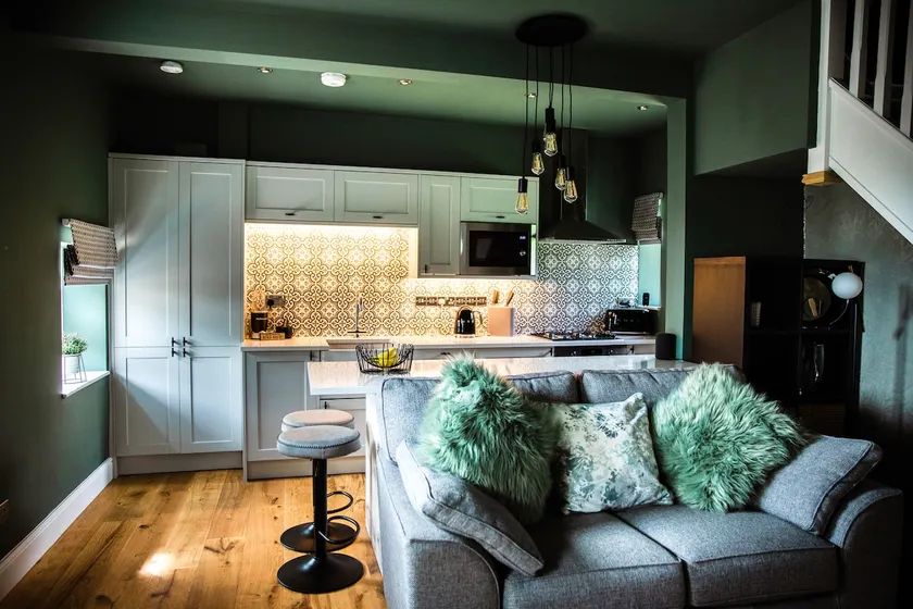 A tiny chocolate box cottage - Image 1