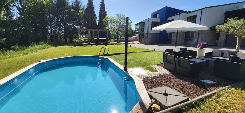 Beautiful house with private pool and forest - Image 1