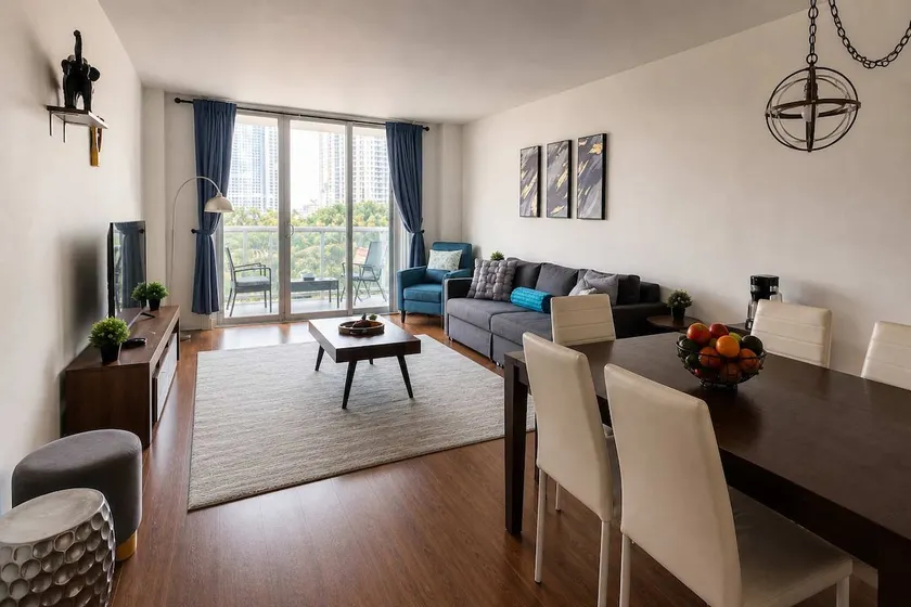 Checkmate at the Sunny Isles beach - Image 1
