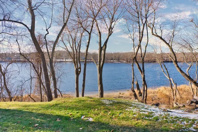 Vintage Riverview Cottage - Image 1