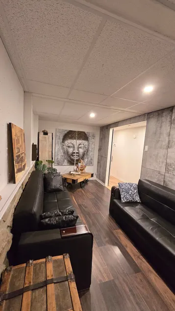 2 bedrooms, 10 minutes to downtown, quiet + free parking - Image 1