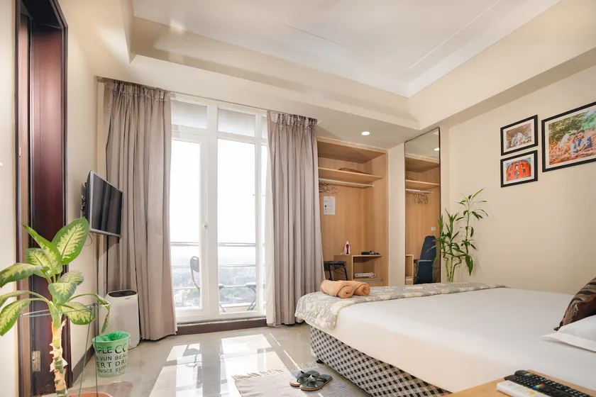 Gurgaon | Couple's Retreat | Mall | Free Parking - Image 1