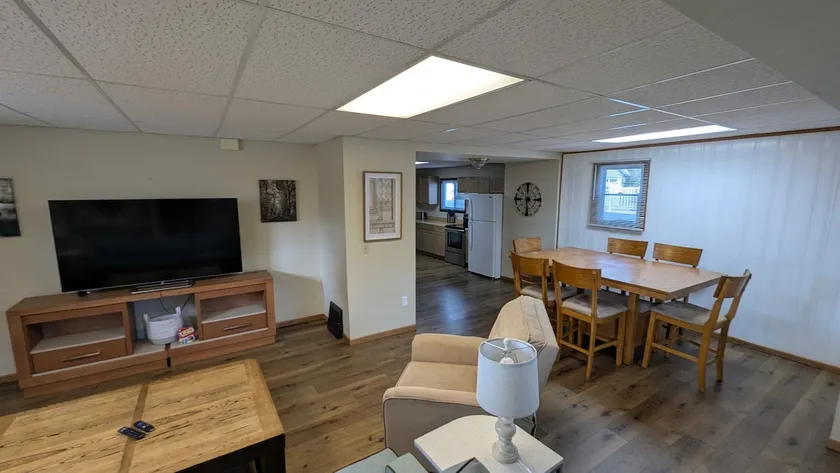 Large 2BR minutes from the Dells - Image 1