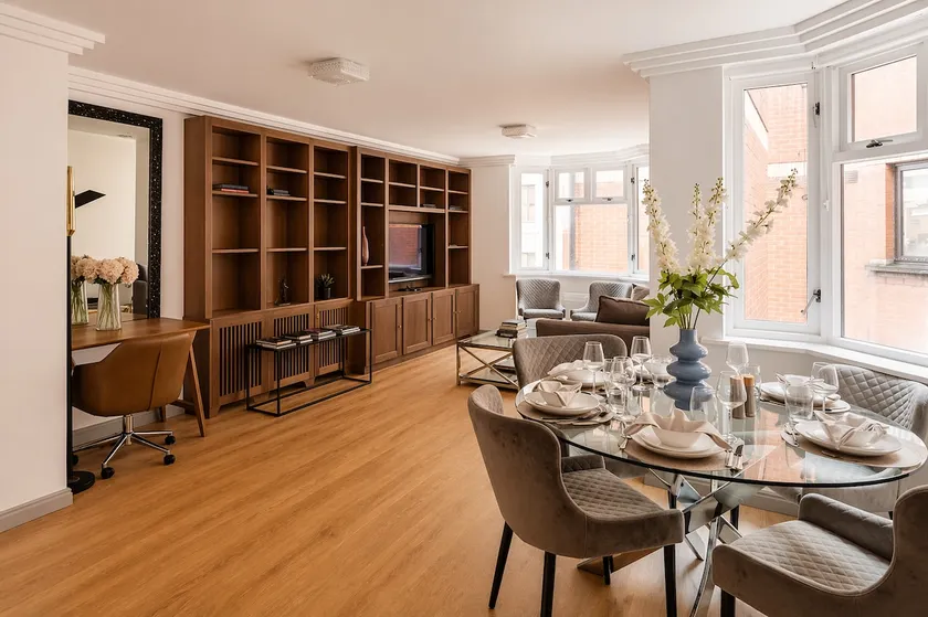 Chic Mayfair Flat with AC & Lift - Image 1