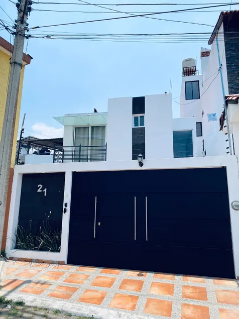 “Happy house” internal garage for 2 vehicles, central - Image 1