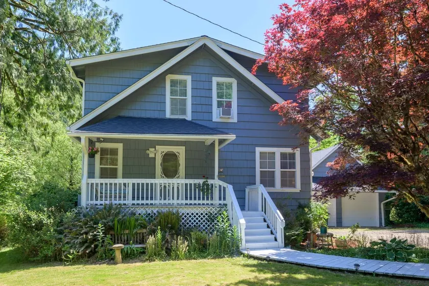 New Listing! Beautiful riverfront home wth hot tub - Image 1