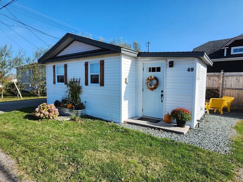 Eli's Place /located in historic Bonavista NL - Image 1