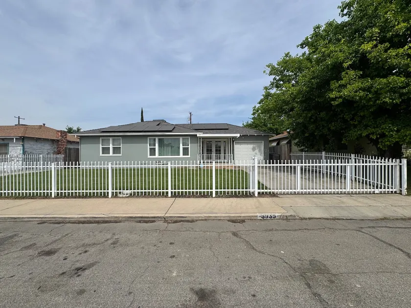 Spacious & Clean 2B/1Bth w Great Access to Airport - Image 1
