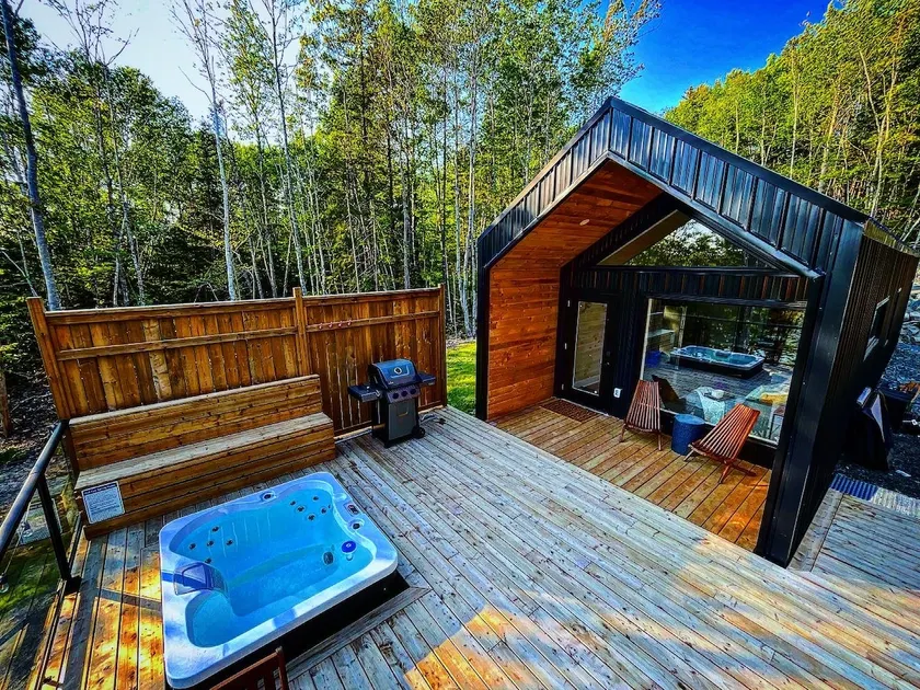 Lakefront Luxury Retreat - Image 1