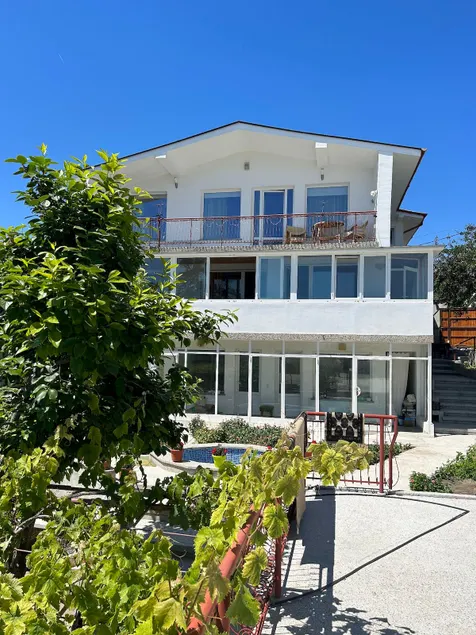Linda 2 - Image 1
