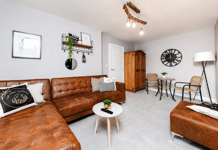 Spacious 4-Bed Luxury Home - Garden, Free Parking, Sleeps 8 - Image 1