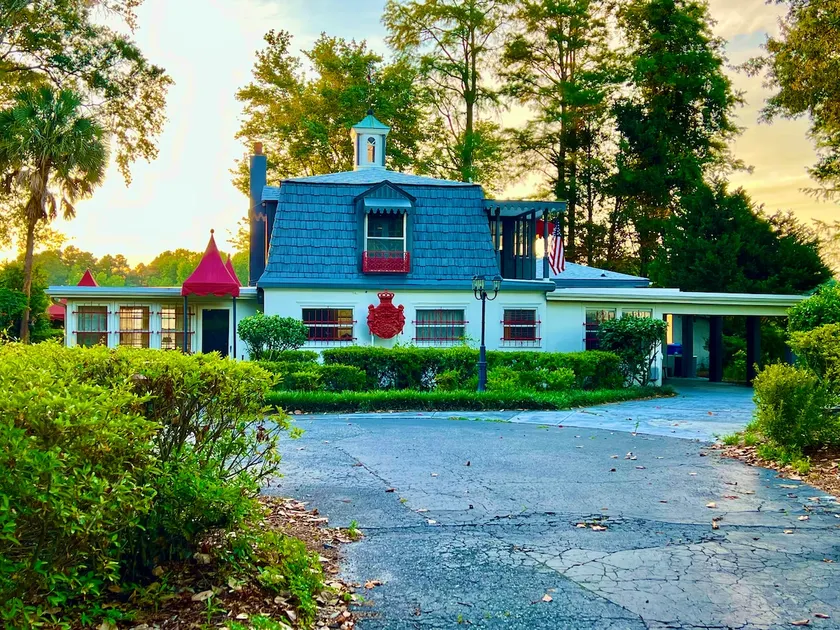 Historic Lakeside Retreat - Image 1