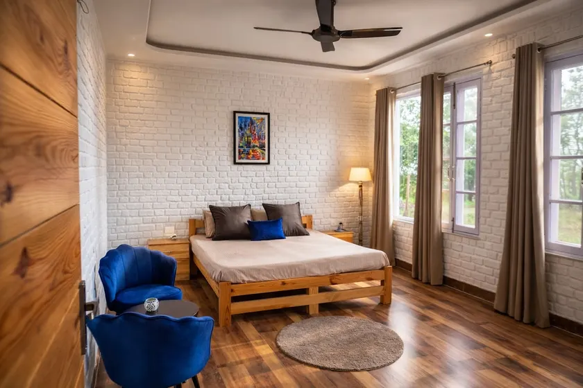 Hibiscus: Two Bedroom Apartment, Lawns & Views - Image 1