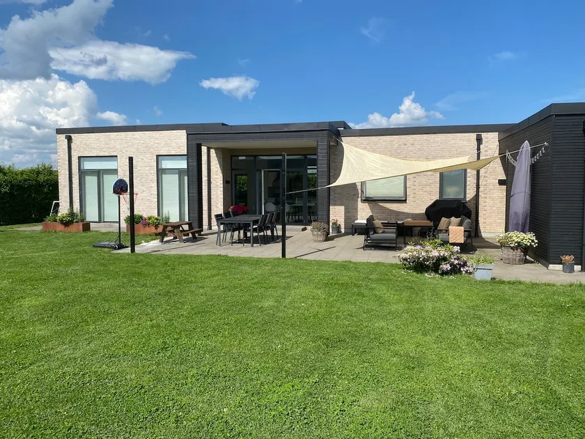 Beautifully located family villa - Image 1