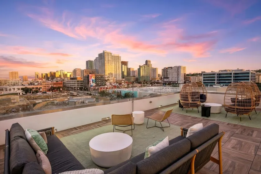 Modern Downtown Retreat with Rooftop Views - Image 1