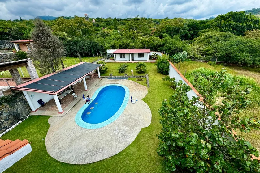 Spacious house + bungalows - Image 1