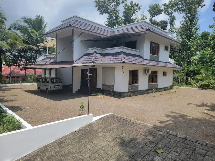 4A/C bed+outhouse 2bhk(optional)bachelor alowed20+ - Image 1