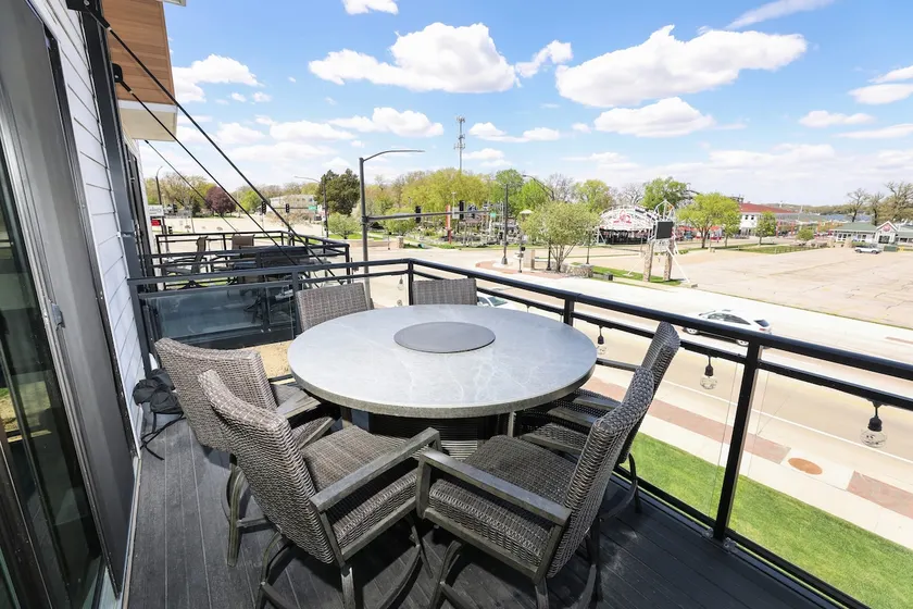 Bougie Boji - Walk to Arnold’s Park, 10 Beds, Pool - Image 1