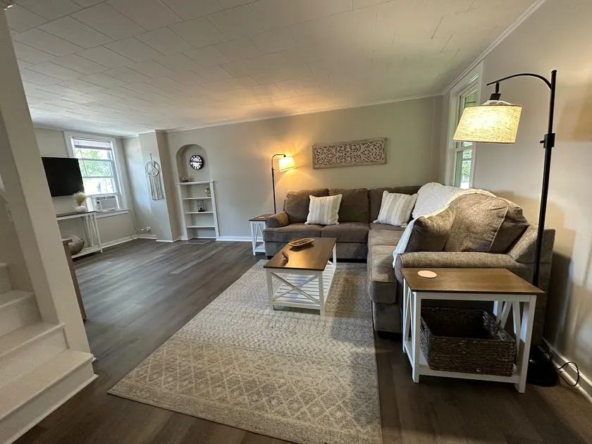 Comfy Classic Cute Apartment - Image 1