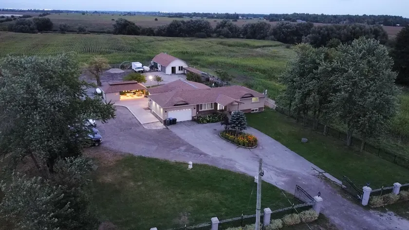 Spacious Haven for 16+ Guests - Image 1