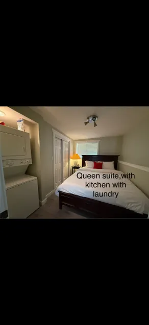 Private Queen suite with kitchen, sleeps 1-4 - Image 1