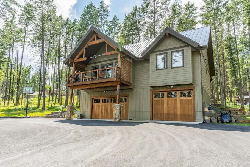 2BR wilderness retreat w/ fireplace, deck, & grill - Image 1
