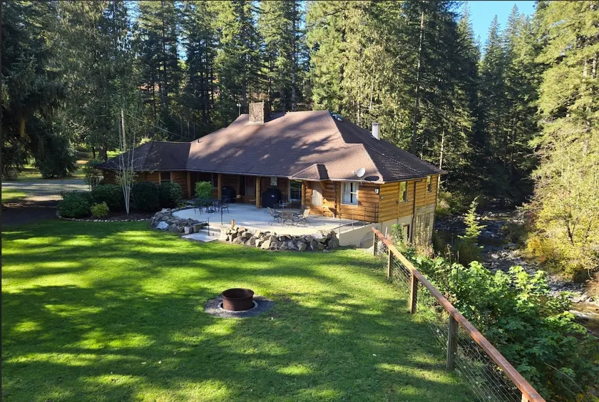 Riverfront Lodge on 200 Acres - Image 1