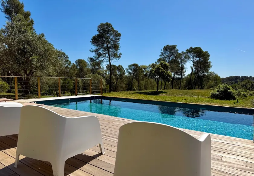 Spacious villa with pool and large private garden - Image 1
