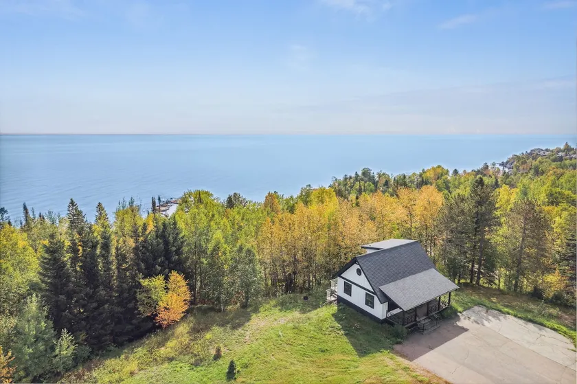 Cabin with Sauna in the Heart of the North Shore - Image 1