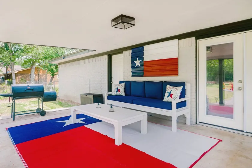 Large Yard with Firepit, BBQ, Volleyball Court - Image 1