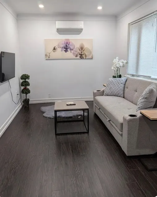 Cozy N Clean newly renovated home with Pvt parking - Image 1