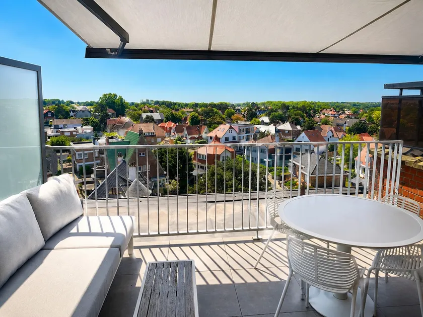 Stylish rooftop apartment near the beach - Image 1