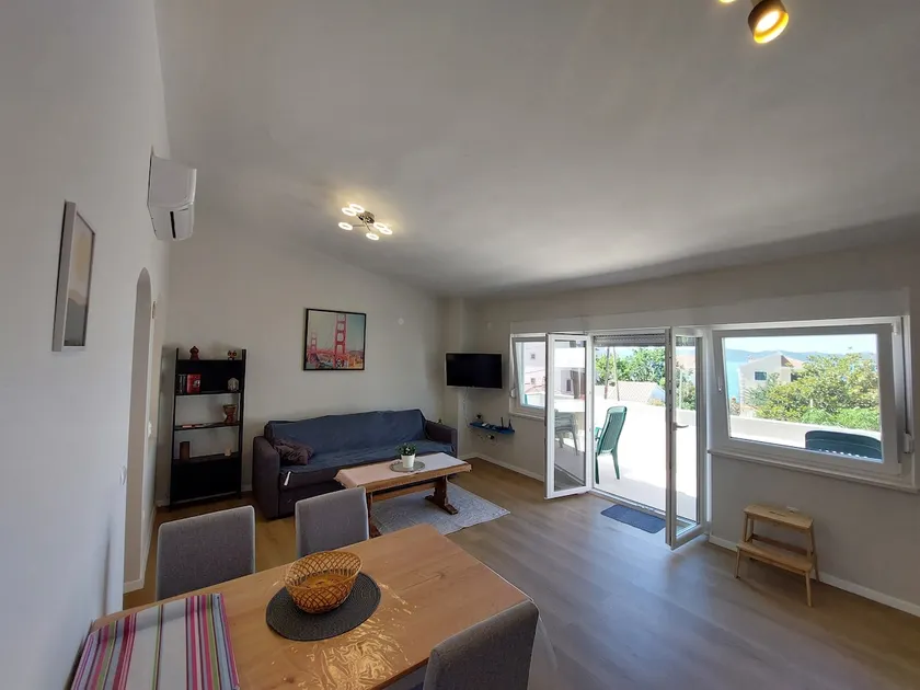Newly Renovated Beach close 2B App with Seaview - Image 1