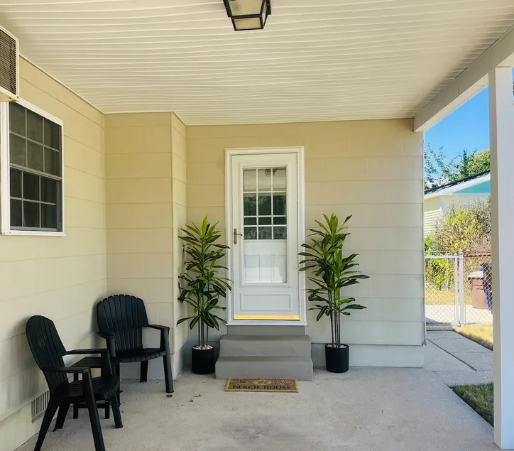 Serene Bay Escape: Fenced Dog Friendly Home - Image 1