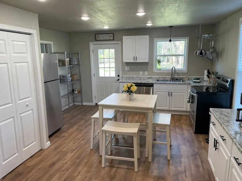 Fort Smith Cottage Getaway 2 Bedroom Home -Airport - Image 1
