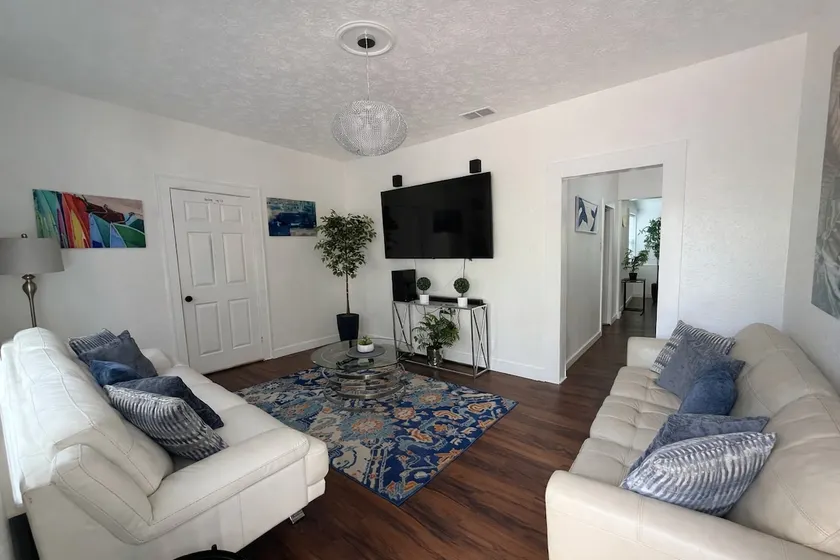 3BR Home • 10 min Downtown • Parking x5 - Image 1