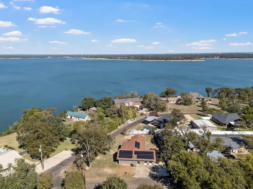 Renovated Lake View Retreat - Image 1
