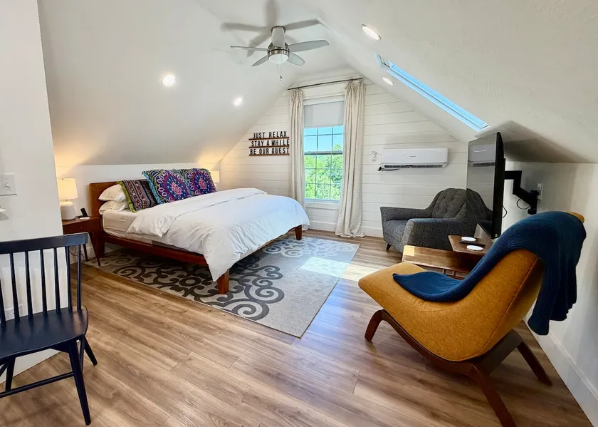 Lil’ Green Guesthouse: King Bed+Quiet+Finley Farms - Image 1